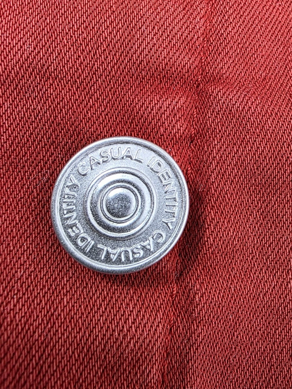 Stylowy set: sztruksy Marc O'Polo, bluzka w paski Samsøe &amp; Samsøe oraz czerwona katana COMMA