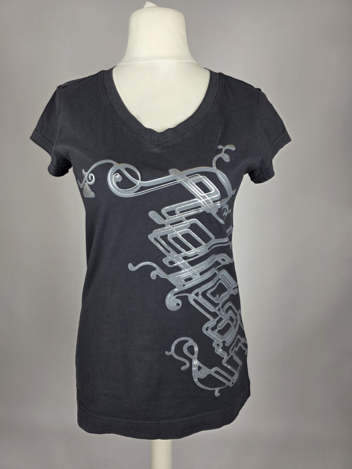 Grafitowy T-shirt Adidas z dekoltem V i ozdobnym printem