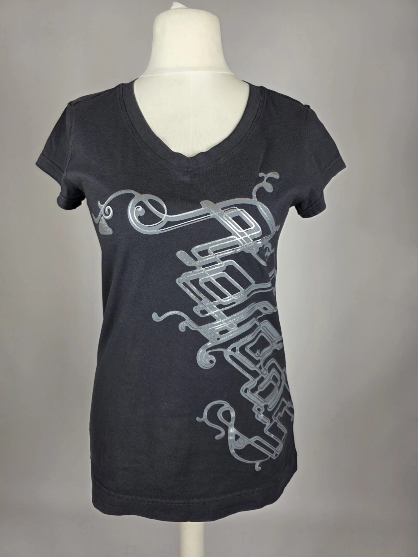 Grafitowy T-shirt Adidas z dekoltem V i ozdobnym printem