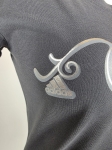 Grafitowy T-shirt Adidas z dekoltem V i ozdobnym printem