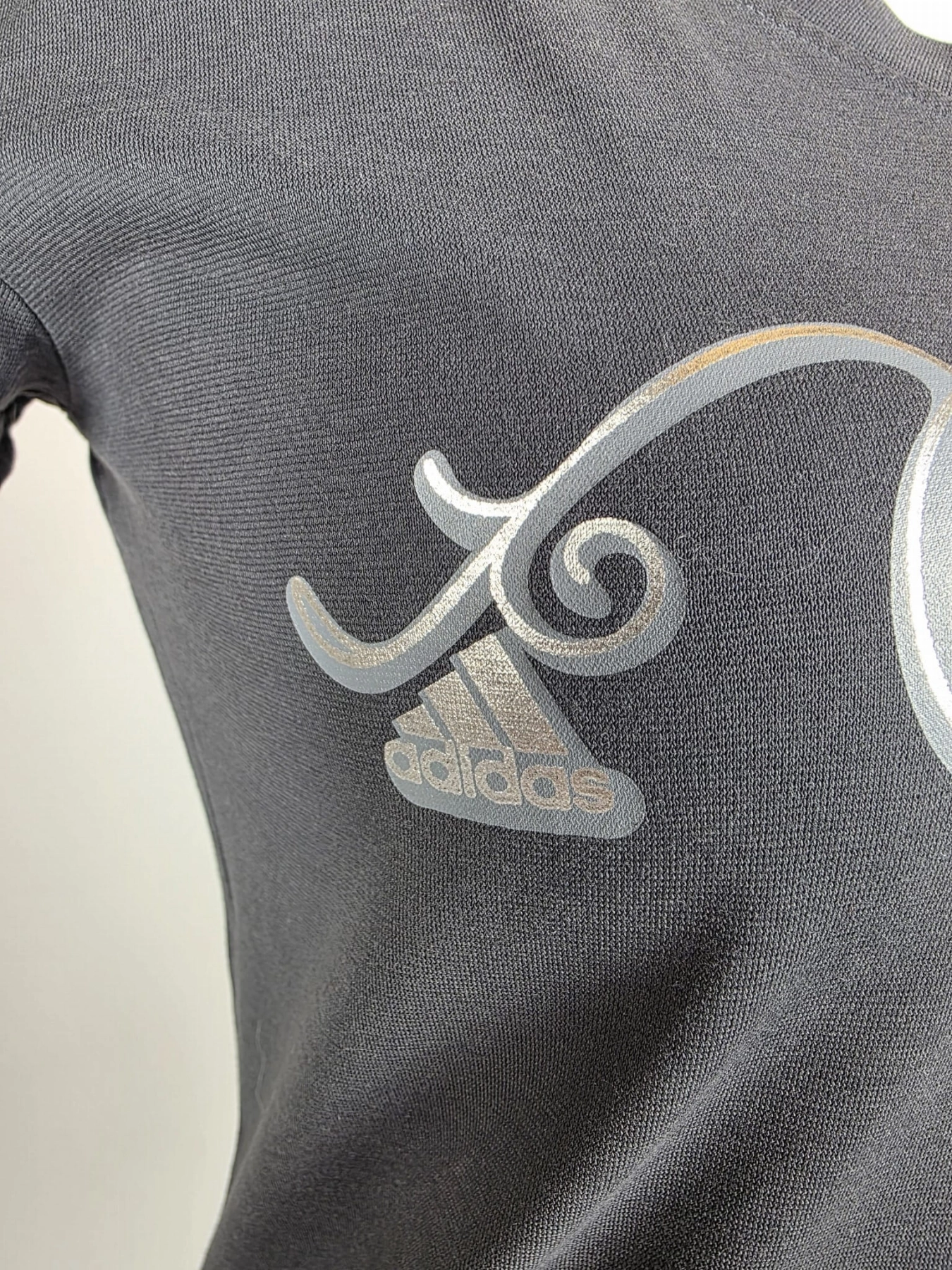 Grafitowy T-shirt Adidas z dekoltem V i ozdobnym printem