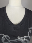 Grafitowy T-shirt Adidas z dekoltem V i ozdobnym printem