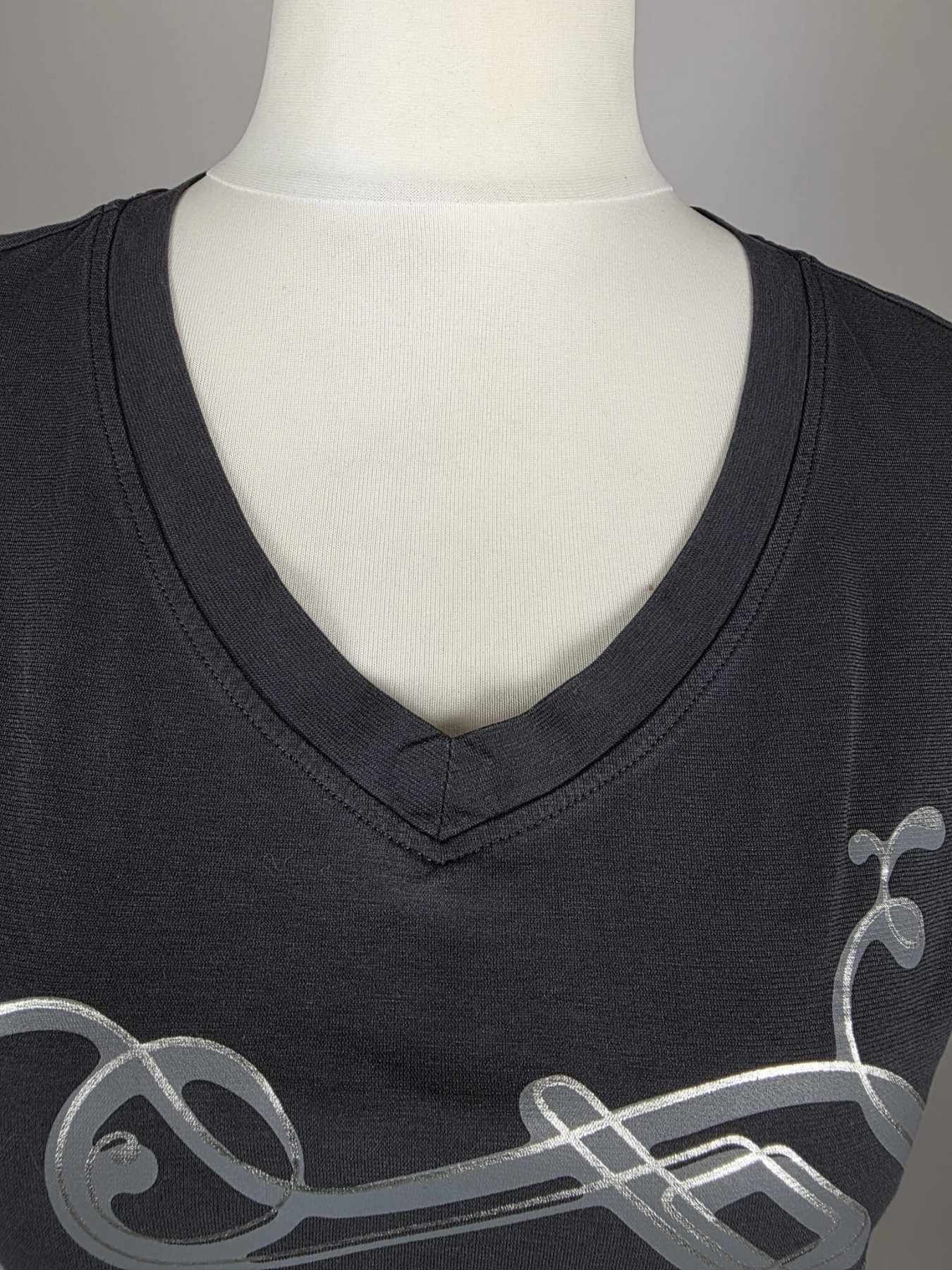 Grafitowy T-shirt Adidas z dekoltem V i ozdobnym printem