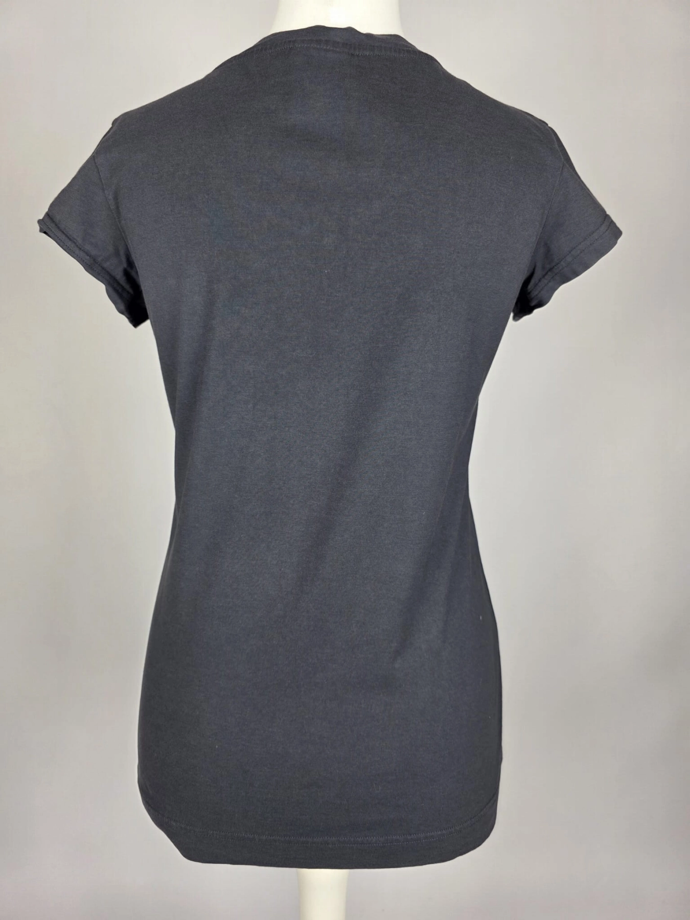 Grafitowy T-shirt Adidas z dekoltem V i ozdobnym printem
