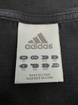 Grafitowy T-shirt Adidas z dekoltem V i ozdobnym printem