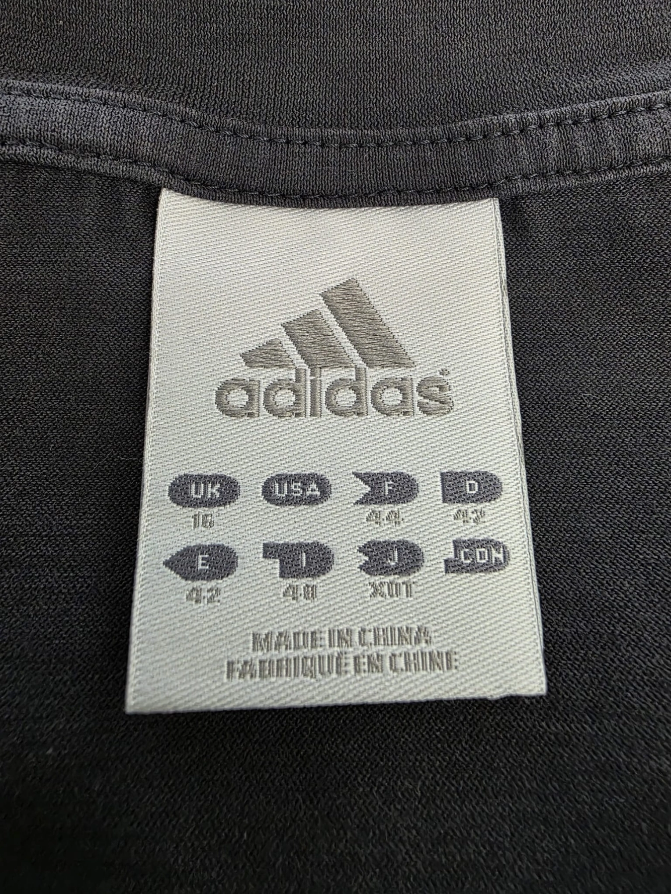 Grafitowy T-shirt Adidas z dekoltem V i ozdobnym printem