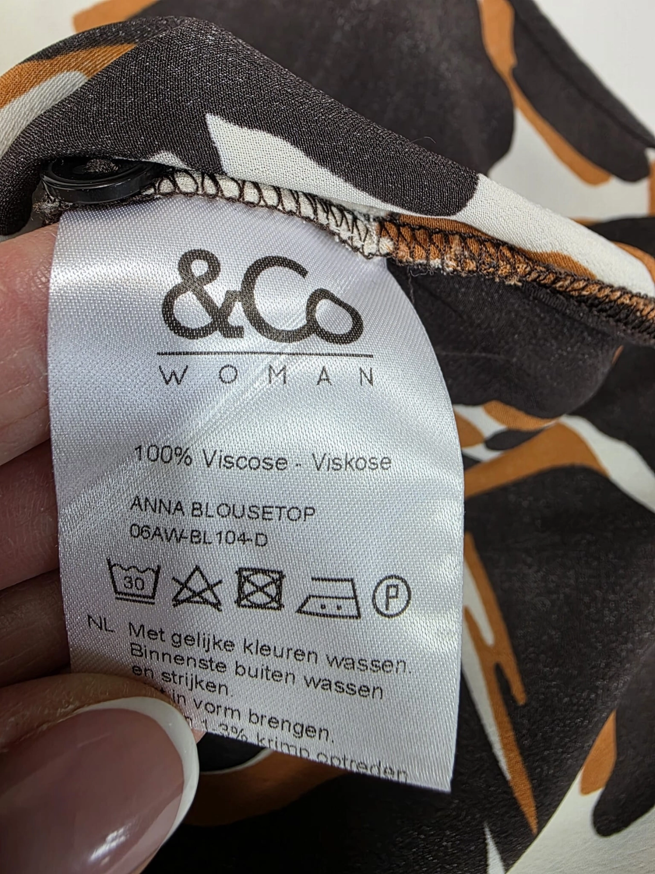 Elegancka, wiskozowa bluzka w abstrakcyjny wzór
