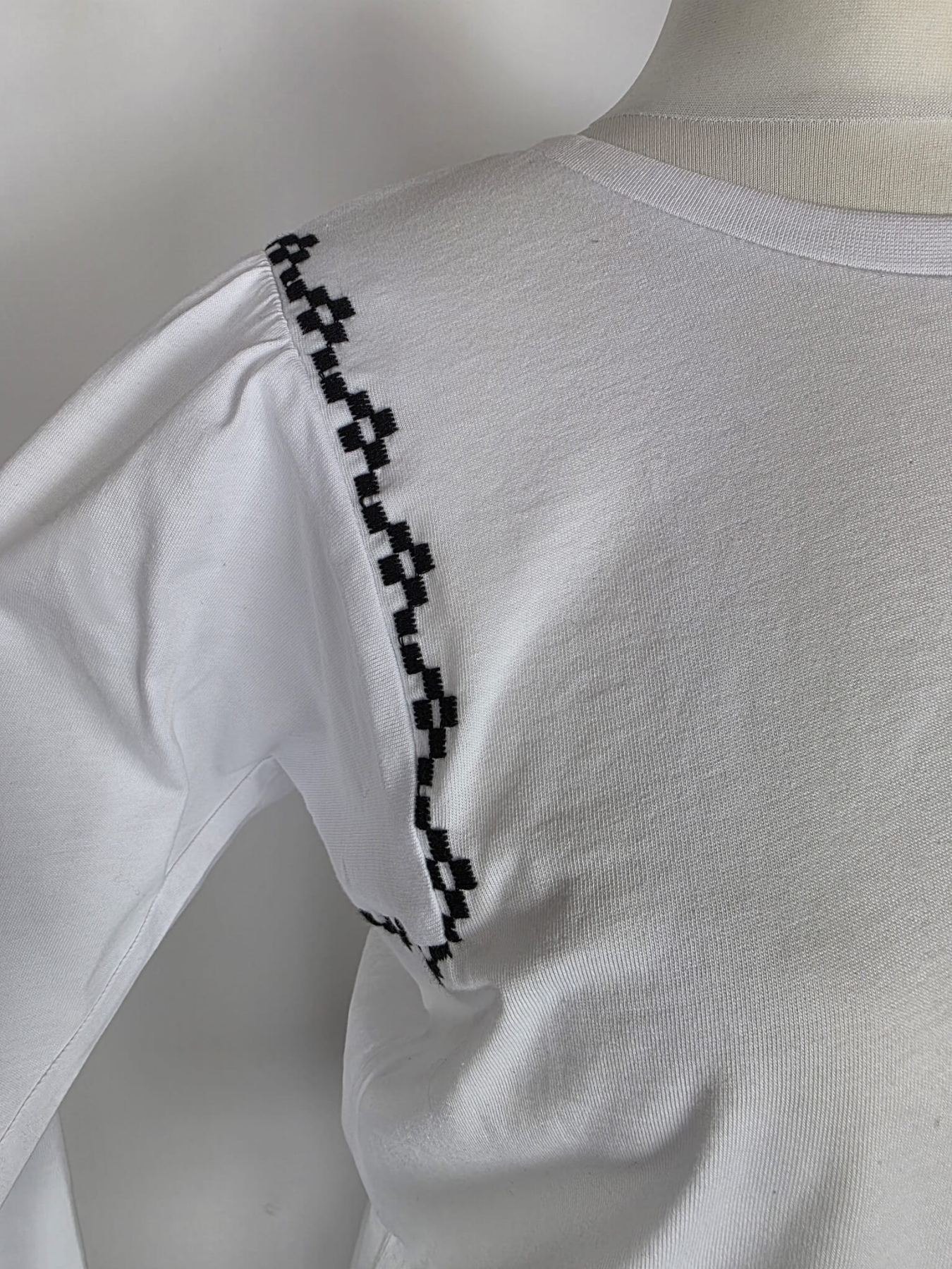 Elegancki longsleeve z unikalnym, czarnym detalem (nowy z metką!)