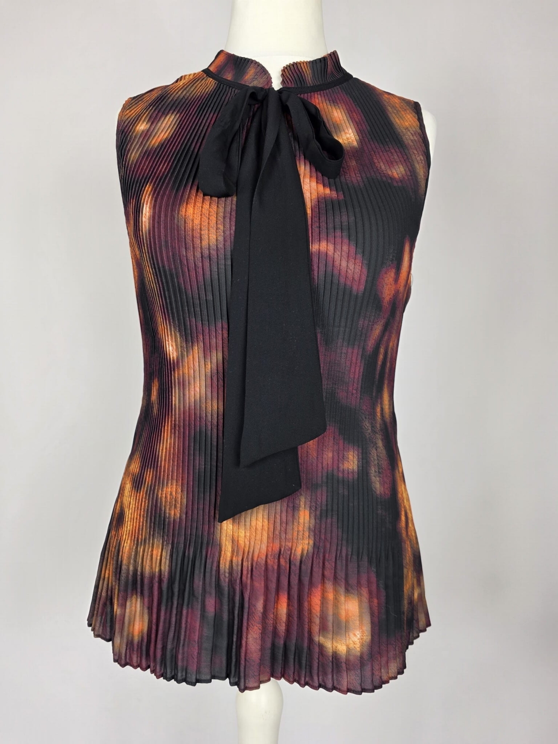 Elegancka bluzka DKNY w miedziano-czarne plisy