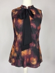 Elegancka bluzka DKNY w miedziano-czarne plisy