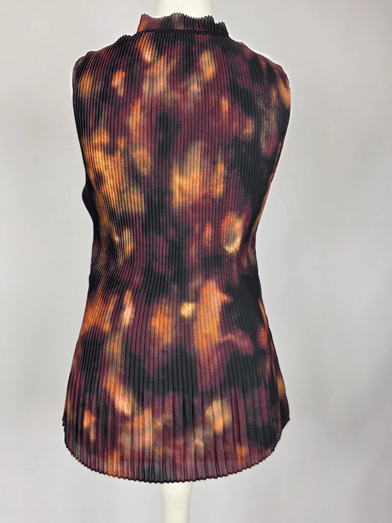 Elegancka bluzka DKNY w miedziano-czarne plisy