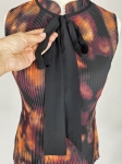 Elegancka bluzka DKNY w miedziano-czarne plisy