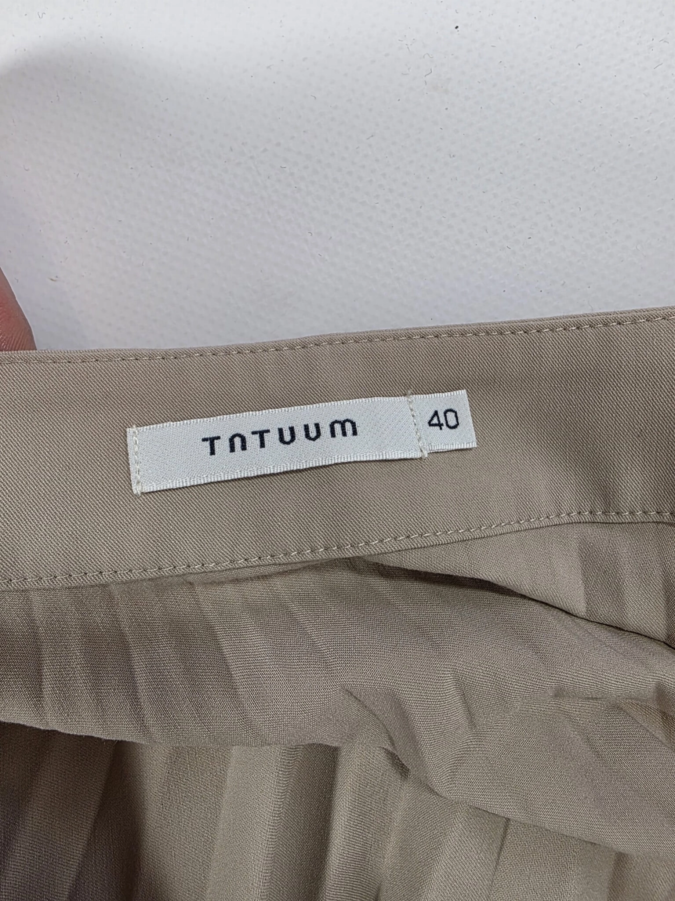 Bawełniany t-shirt premium oraz zwiewna spódnica midi od TATUUM