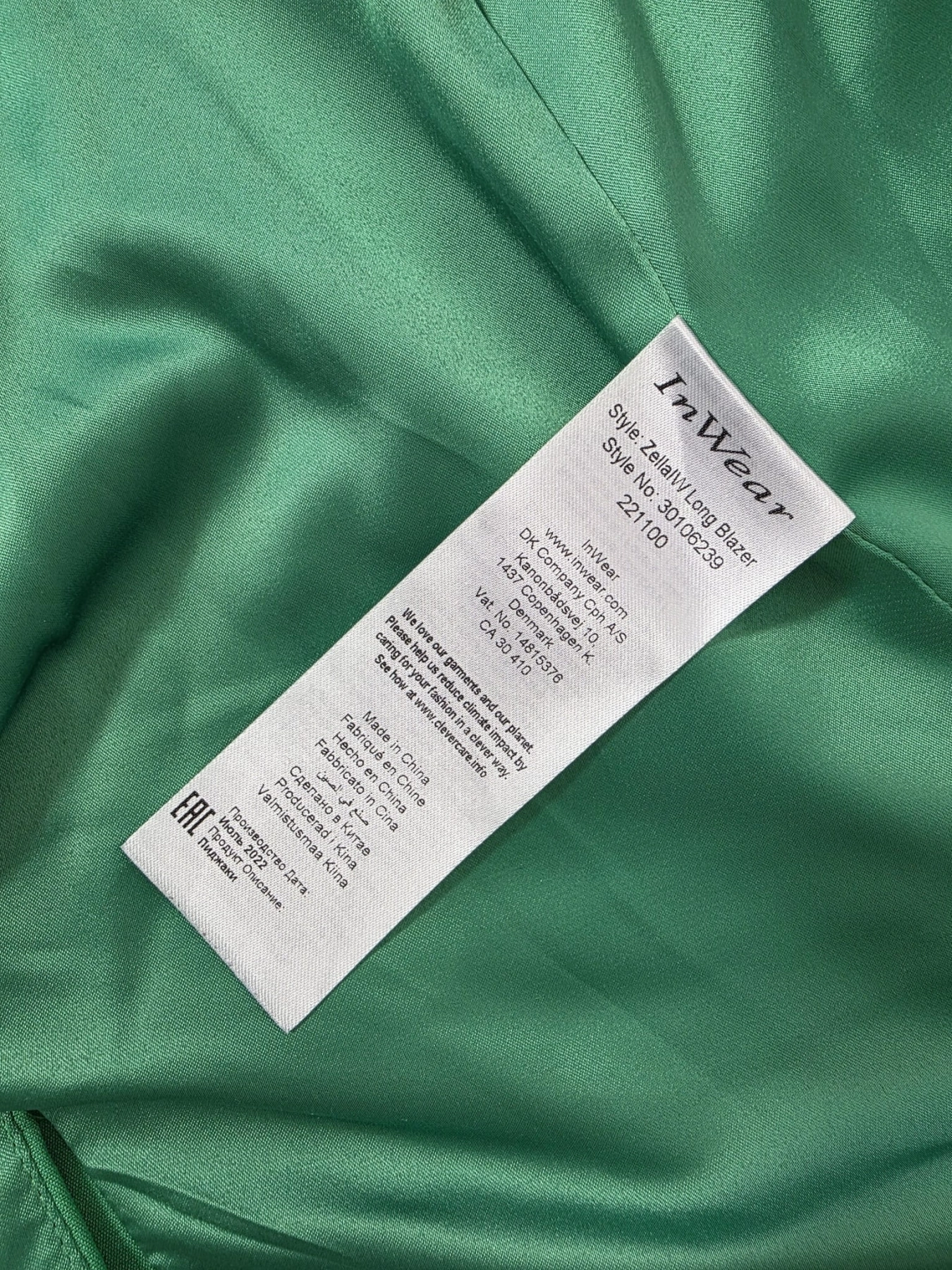 Energetyczna stylizacja z marynarką InWear, koszulą i jeansami DEF