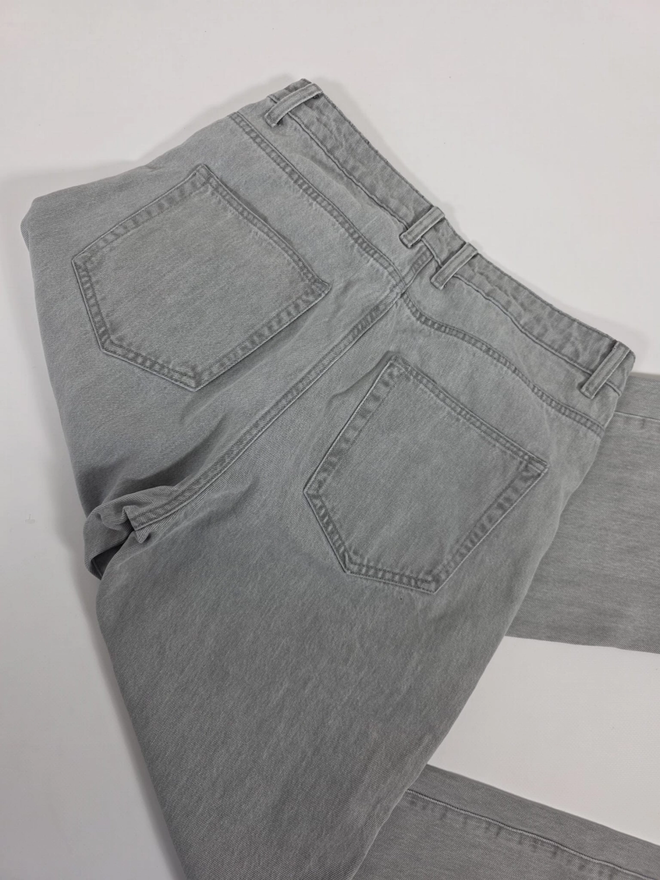 Energetyczna stylizacja z marynarką InWear, koszulą i jeansami DEF