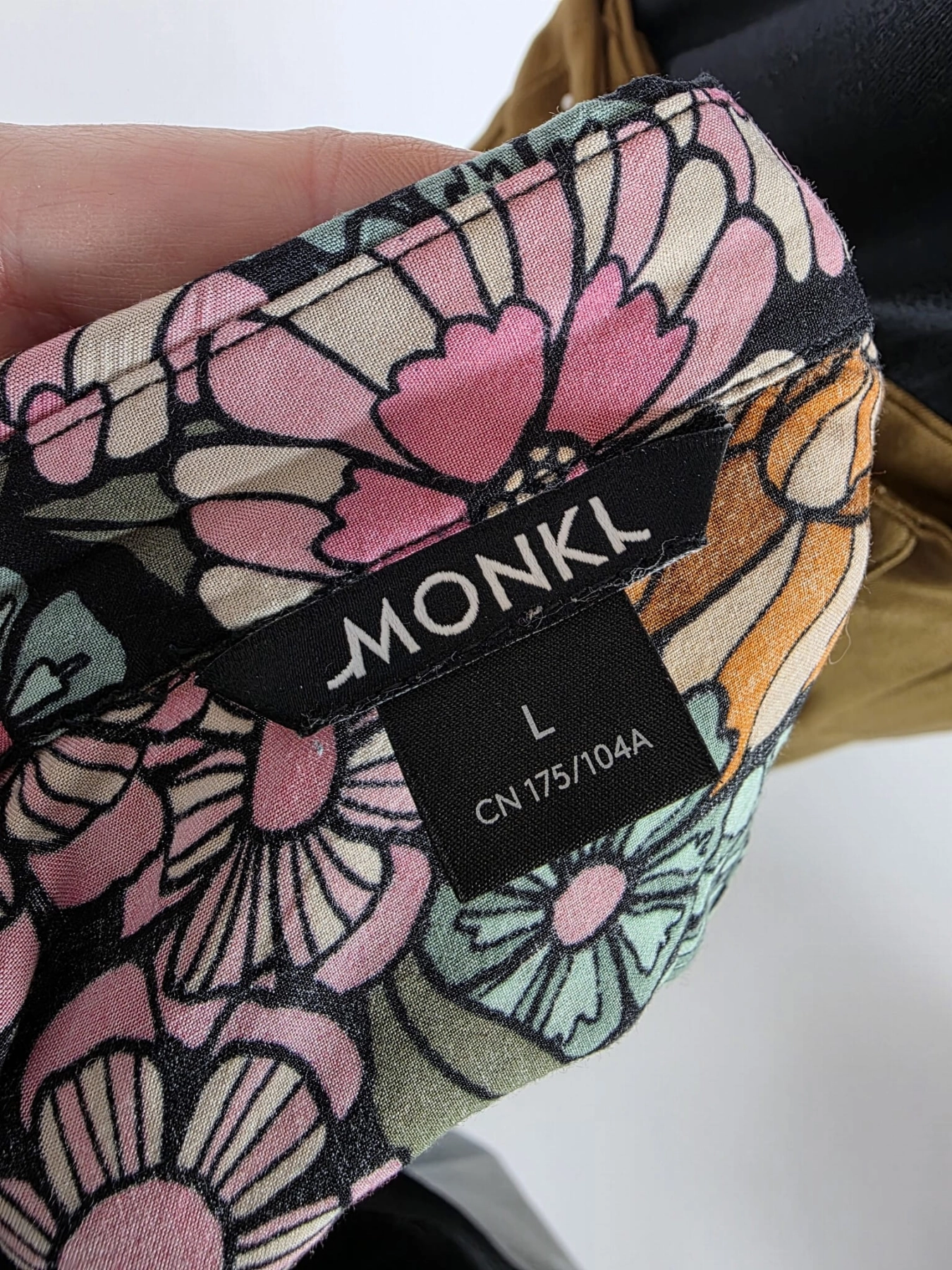 Wyjątkowa stylizacja: płaszcz Zara, bluzka Monki, spodnie Y.A.S. i t-shirt Tommy Hilfiger