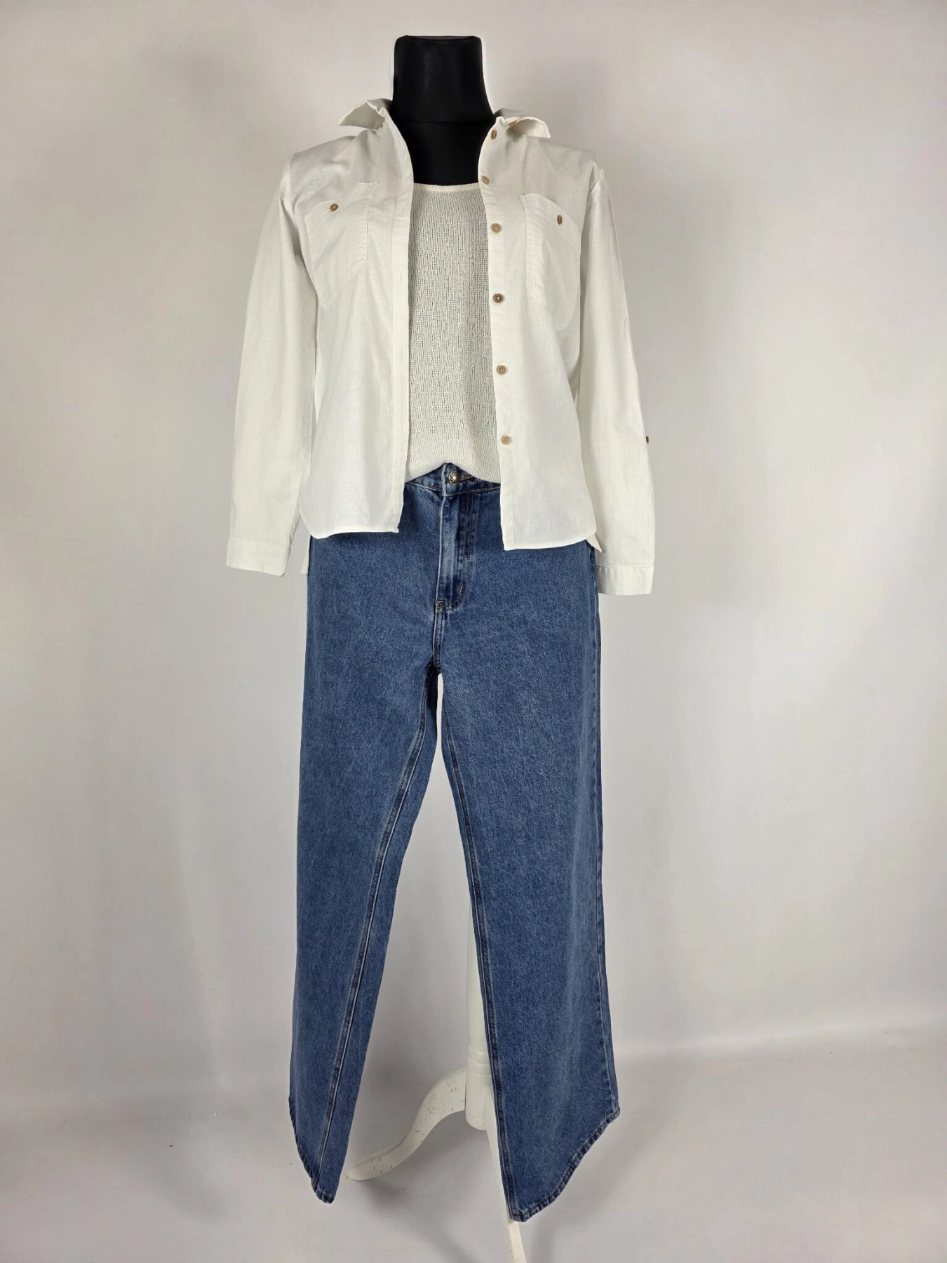 Stylizacja na każdy dzień: lniana koszula New Look, jeansy Lioness i dzianinowy top Tezenis
