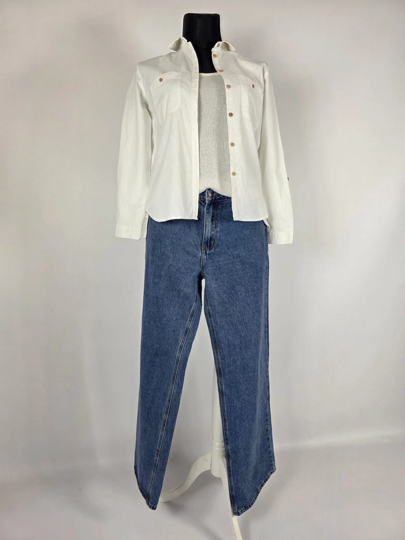 Stylizacja na każdy dzień: lniana koszula New Look, jeansy Lioness i dzianinowy top Tezenis