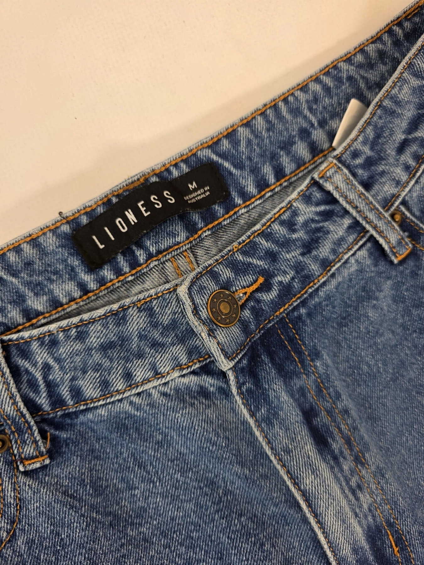 Stylizacja na każdy dzień: lniana koszula New Look, jeansy Lioness i dzianinowy top Tezenis