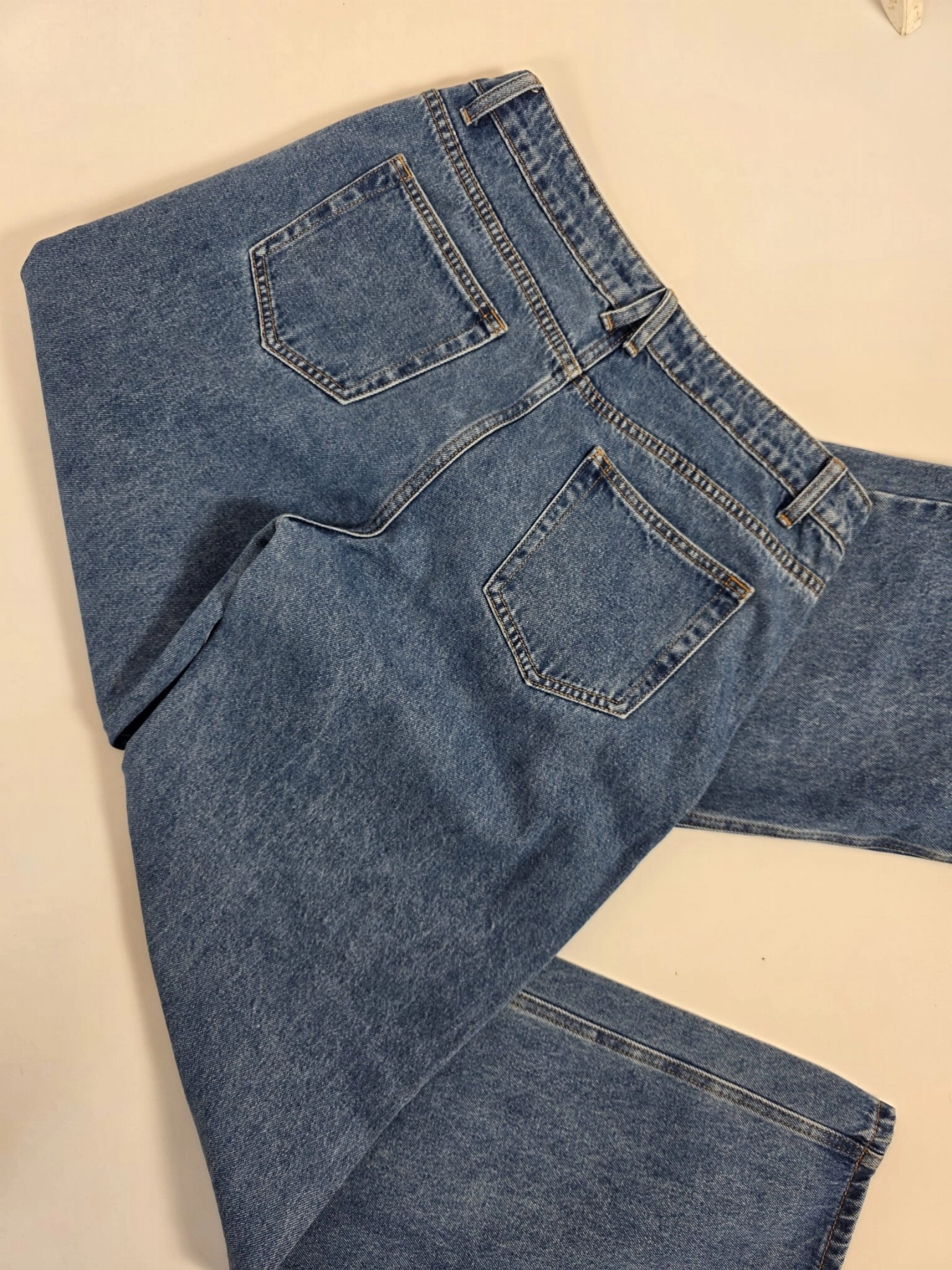 Stylizacja na każdy dzień: lniana koszula New Look, jeansy Lioness i dzianinowy top Tezenis