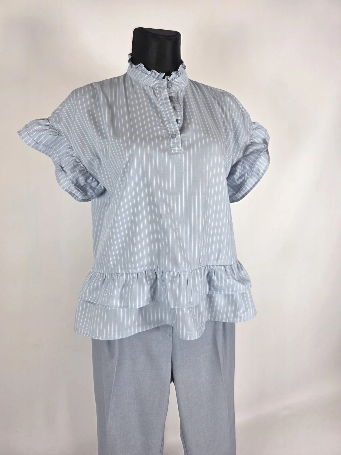 Błękitny komplet: pasiasta bluzka i eleganckie spodnie rozm.46