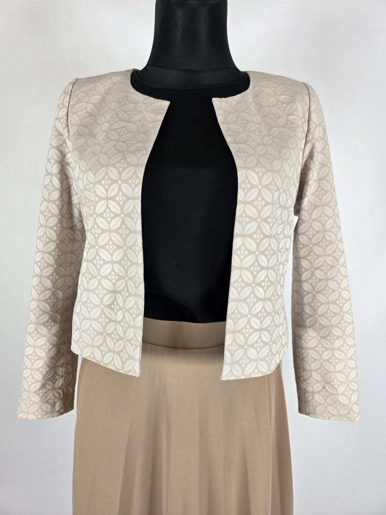 Elegancki komplet premium: żakiet COMMA, jedwabna bluzka MALENE BIRGER i spódnica RESERVED