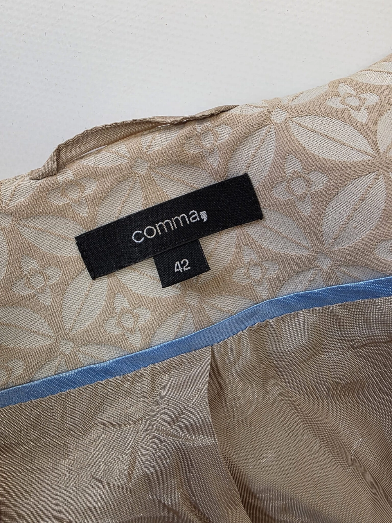 Elegancki komplet premium: żakiet COMMA, jedwabna bluzka MALENE BIRGER i spódnica RESERVED