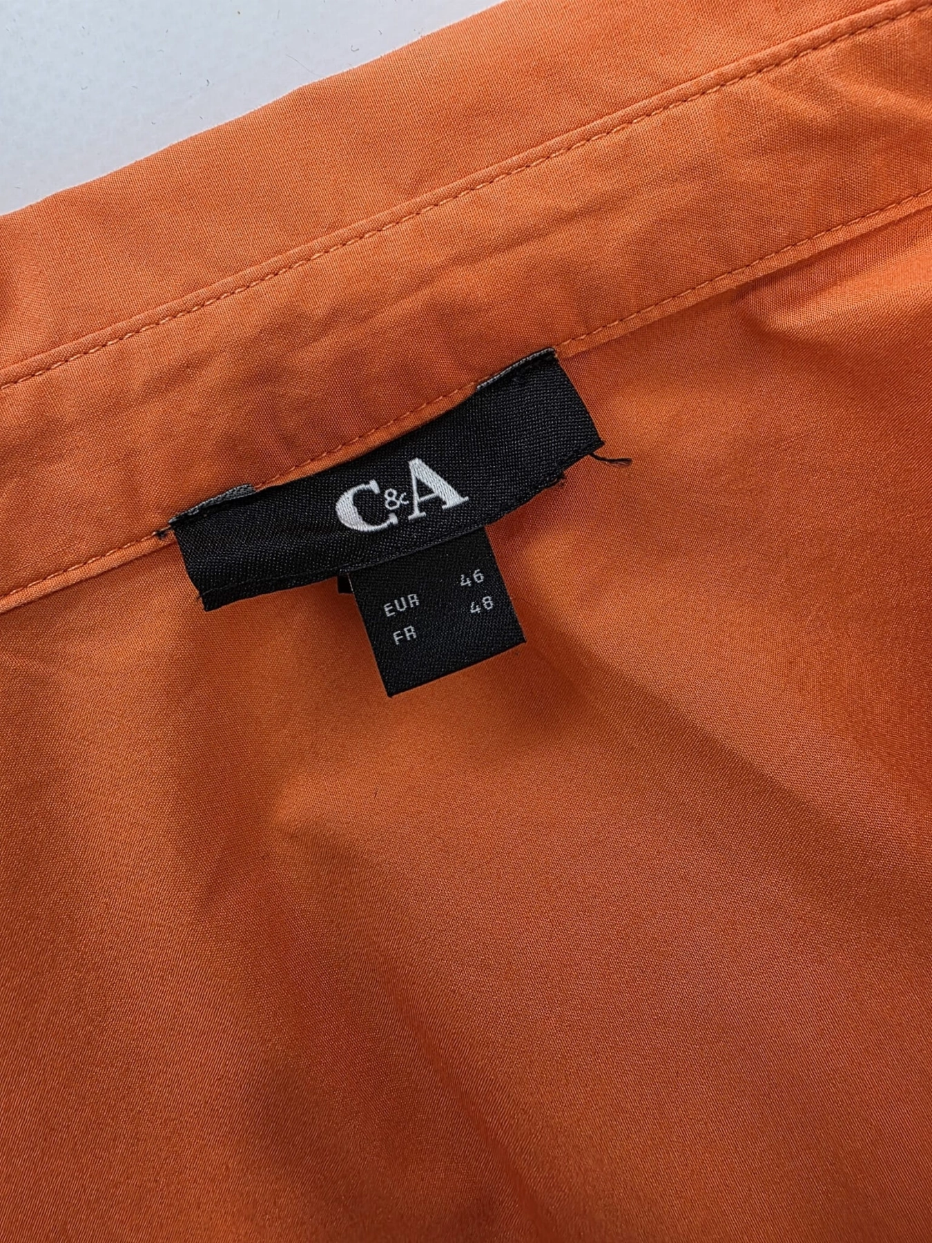 Trzyczęściowa stylizacja: pomarańczowa koszula, czarne spodnie i t-shirt, rozm. 44
