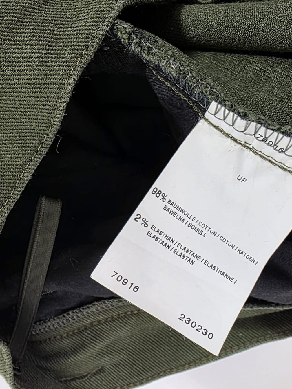 Kwiatowa bluzka kopertowa i oliwkowe spodnie