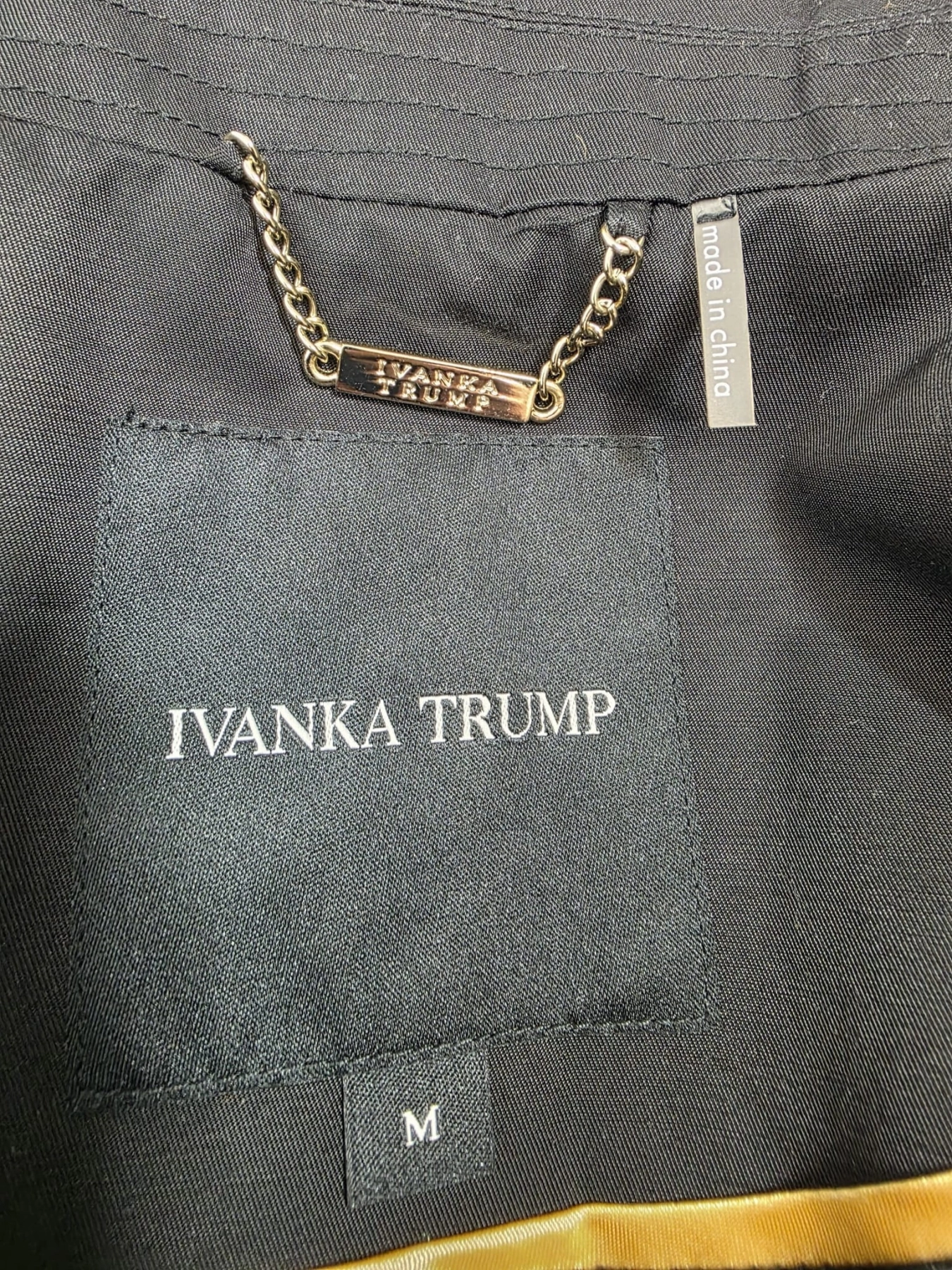 Klasyczny czarny trencz marki Ivanka Trump