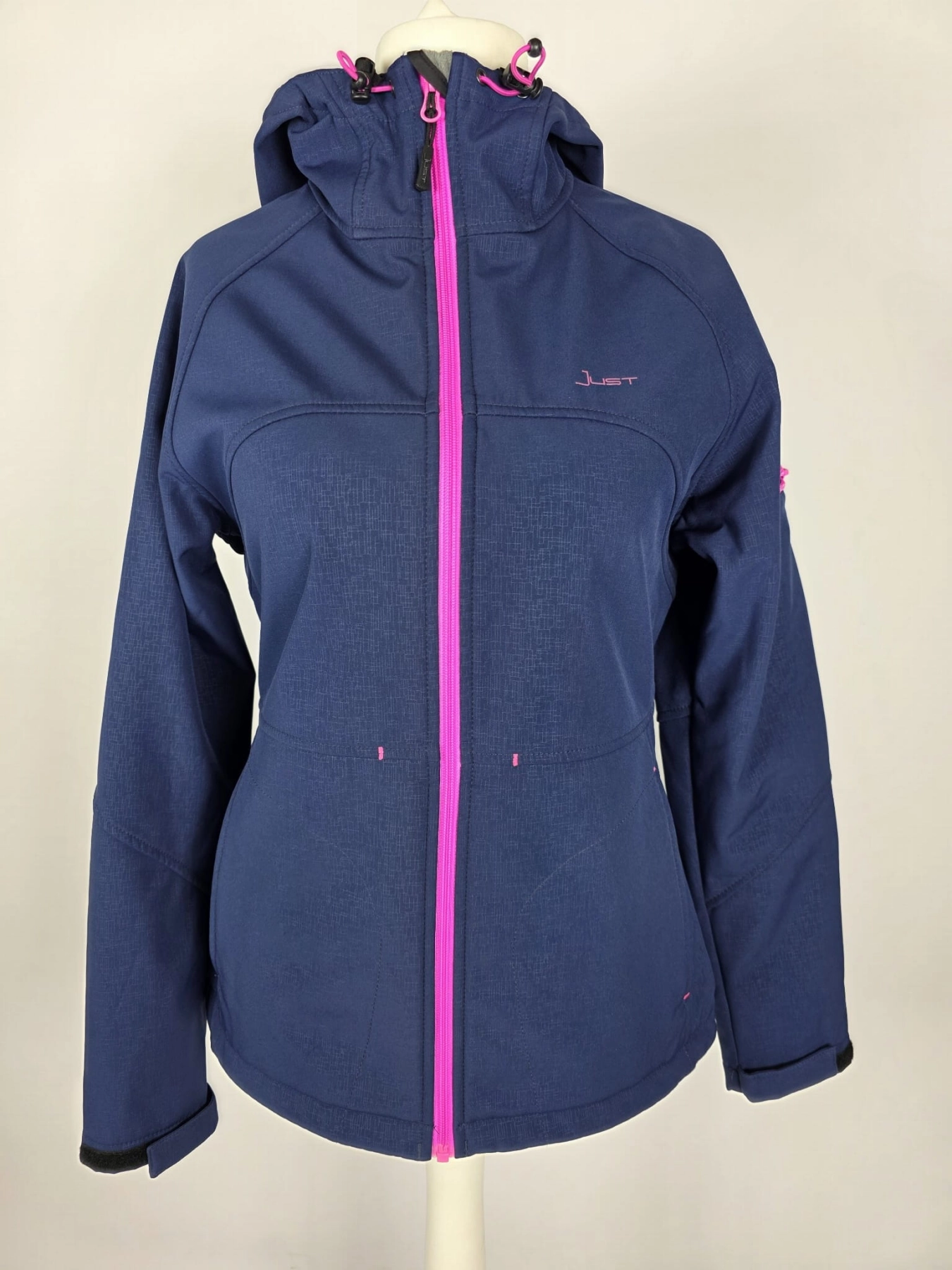 Granatowa kurtka softshell Just z różowymi detalami
