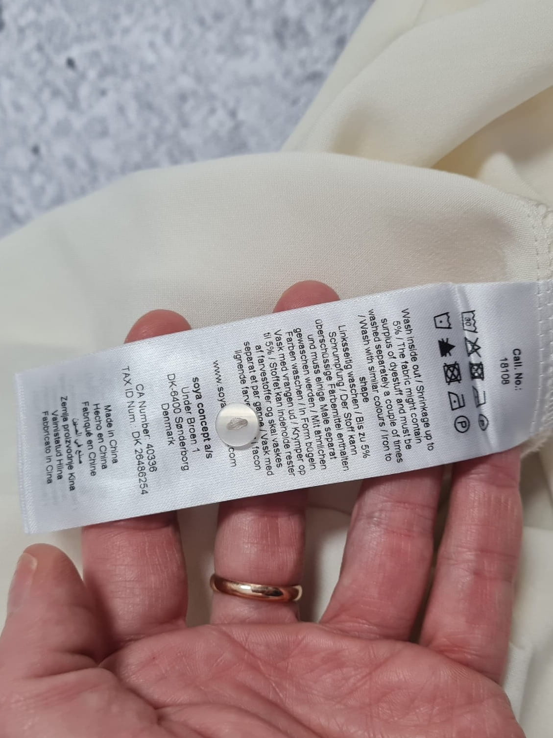Jeansy, kremowa bluzka i piękny, pasiasty kardigan