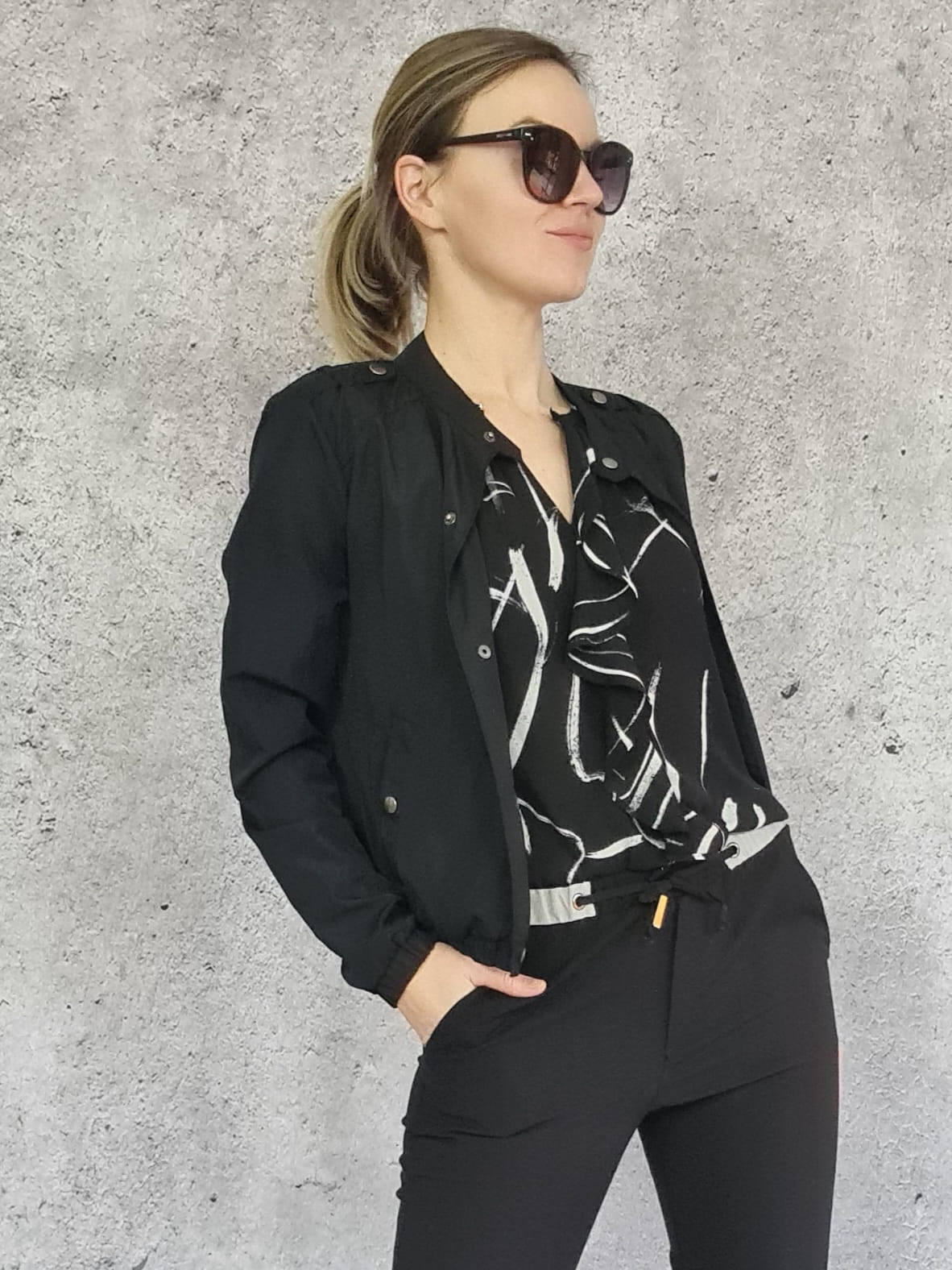 Stonowana elegancja na wiele okazji z bluzką DKNY