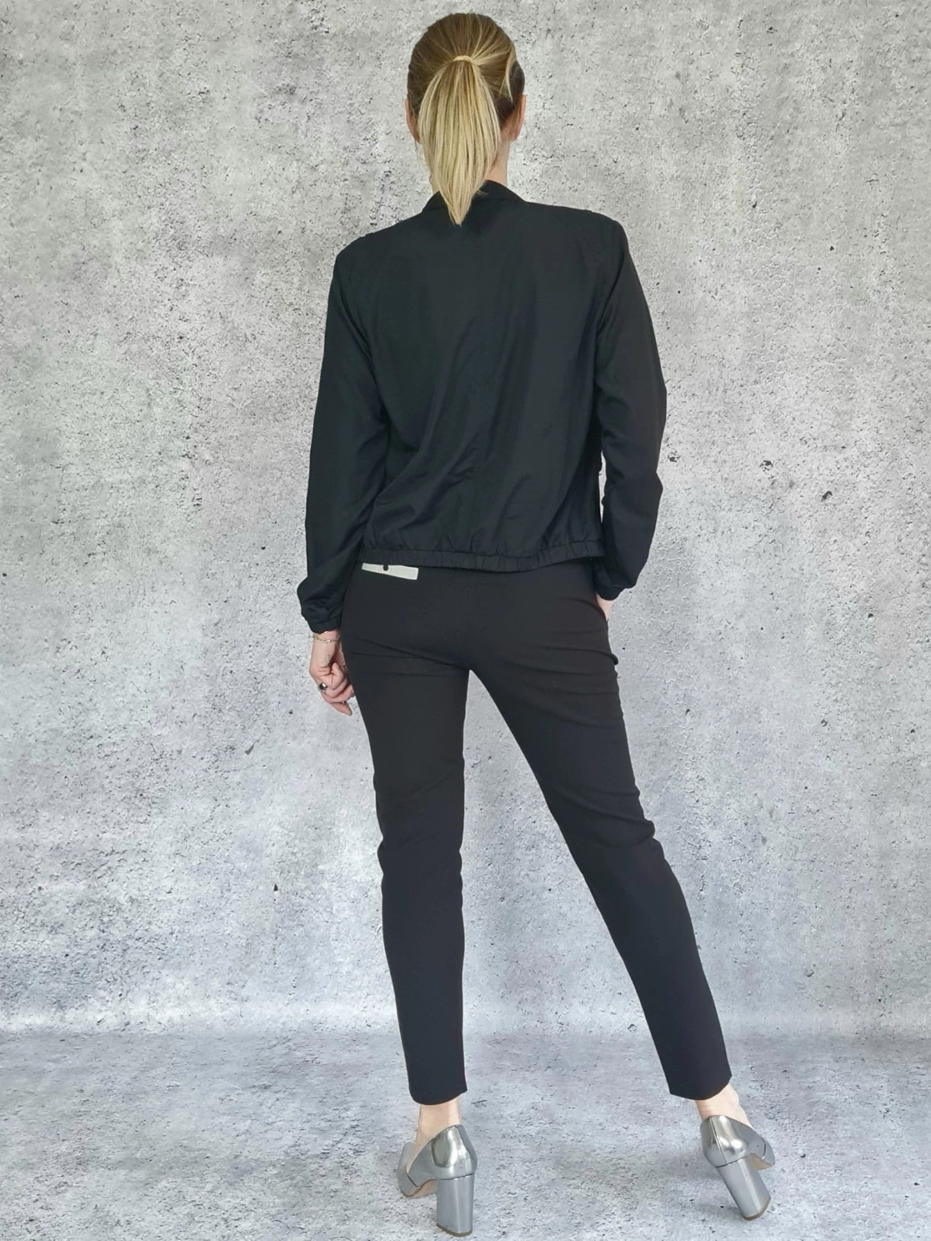 Stonowana elegancja na wiele okazji z bluzką DKNY