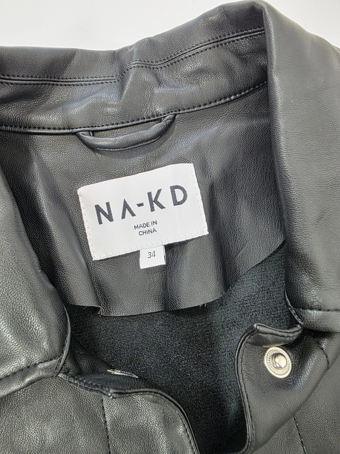 Czarna kurtka oversize z ekoskóry marki NA-KD