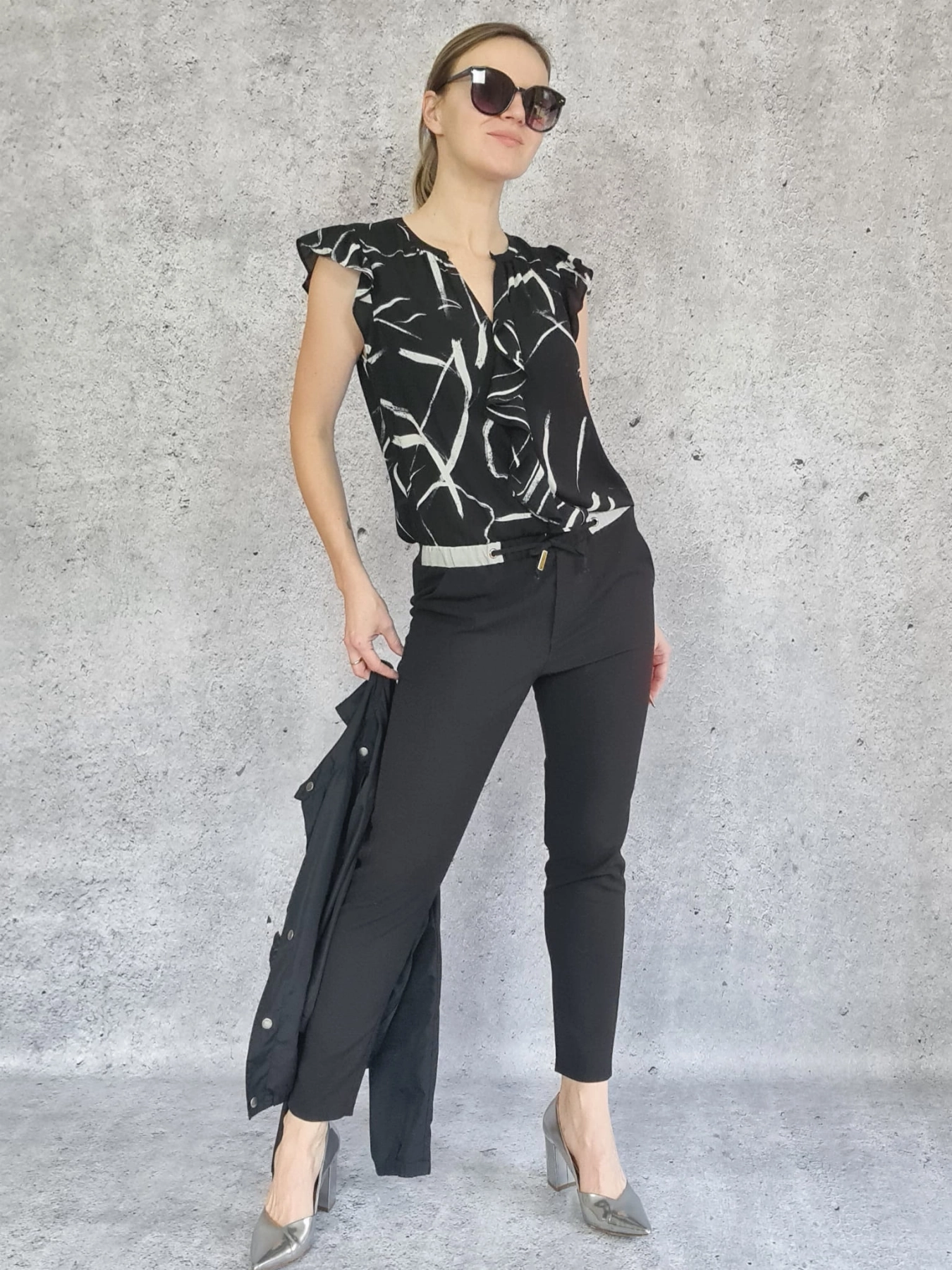 Stonowana elegancja na wiele okazji z bluzką DKNY