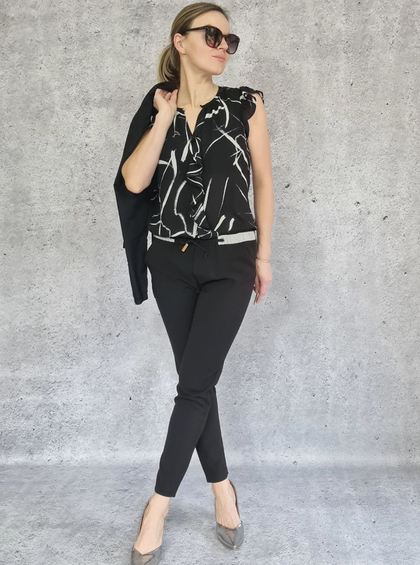 Stonowana elegancja na wiele okazji z bluzką DKNY