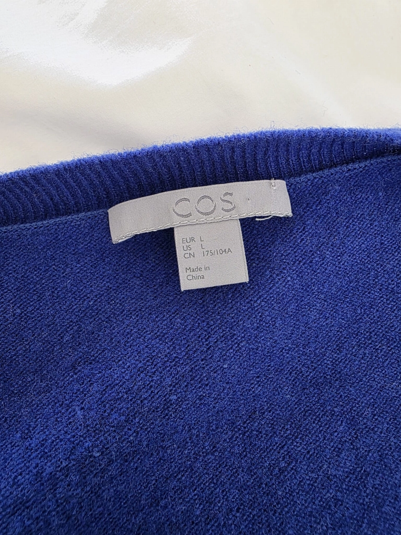 Oversizowy sweter marki COS z czystej wełny