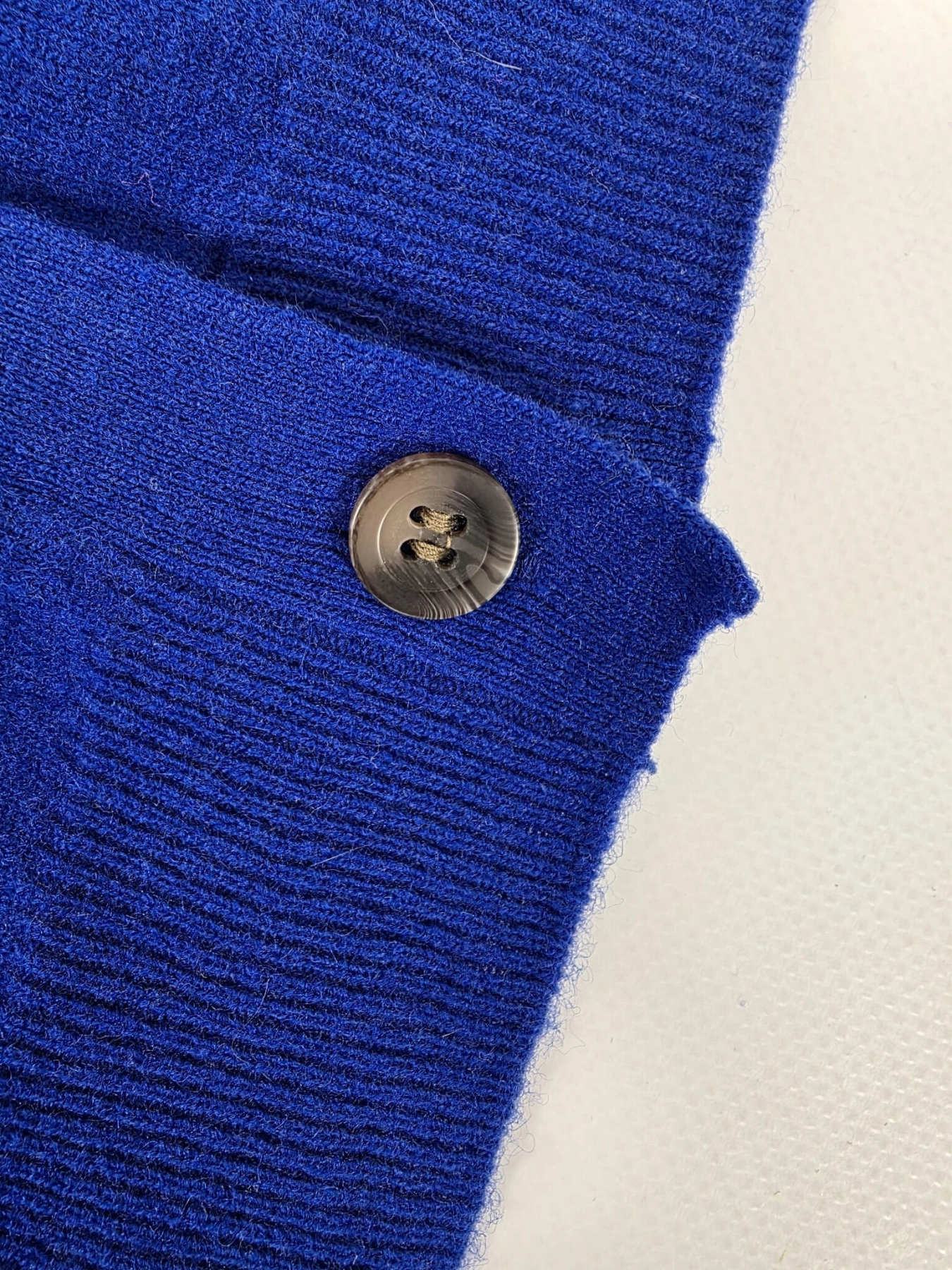 Oversizowy sweter marki COS z czystej wełny