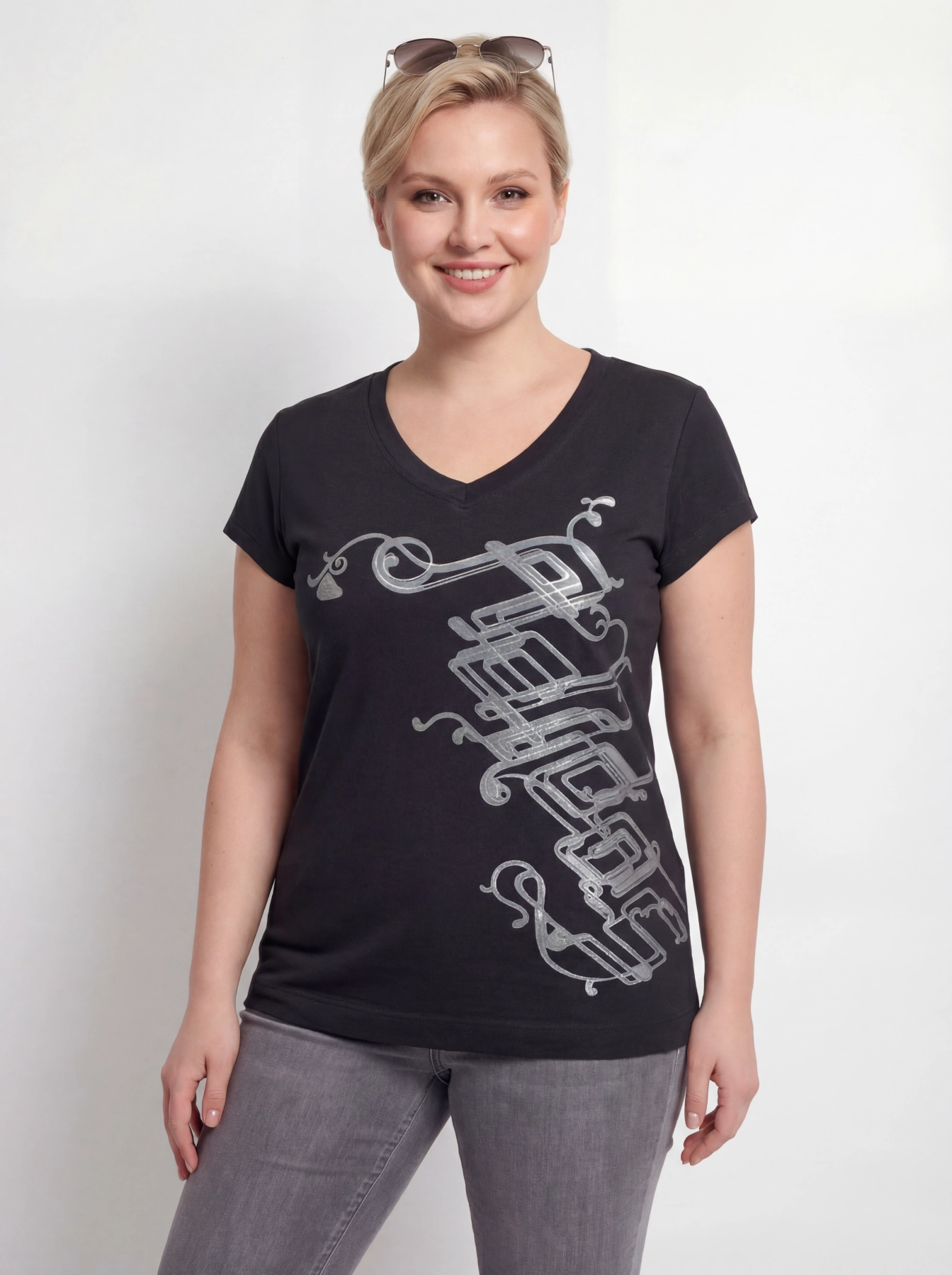 Grafitowy T-shirt Adidas z dekoltem V i ozdobnym printem