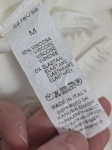 Elegancki zestaw: jedwabista bluzka, szare spodnie oraz stylowy żakiet w pasy