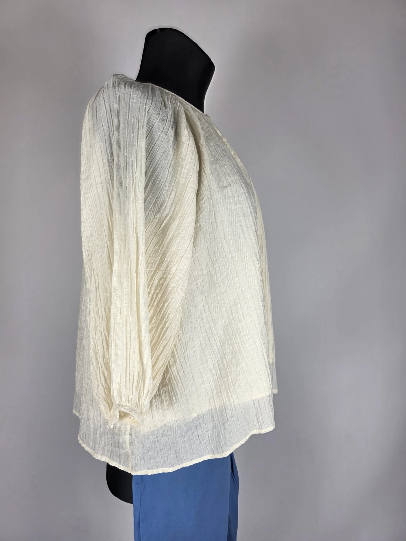 Strukturalna bluzka COS i klasyczne, niebieskie spodnie – Twój gotowy set na co dzień rozm. 44