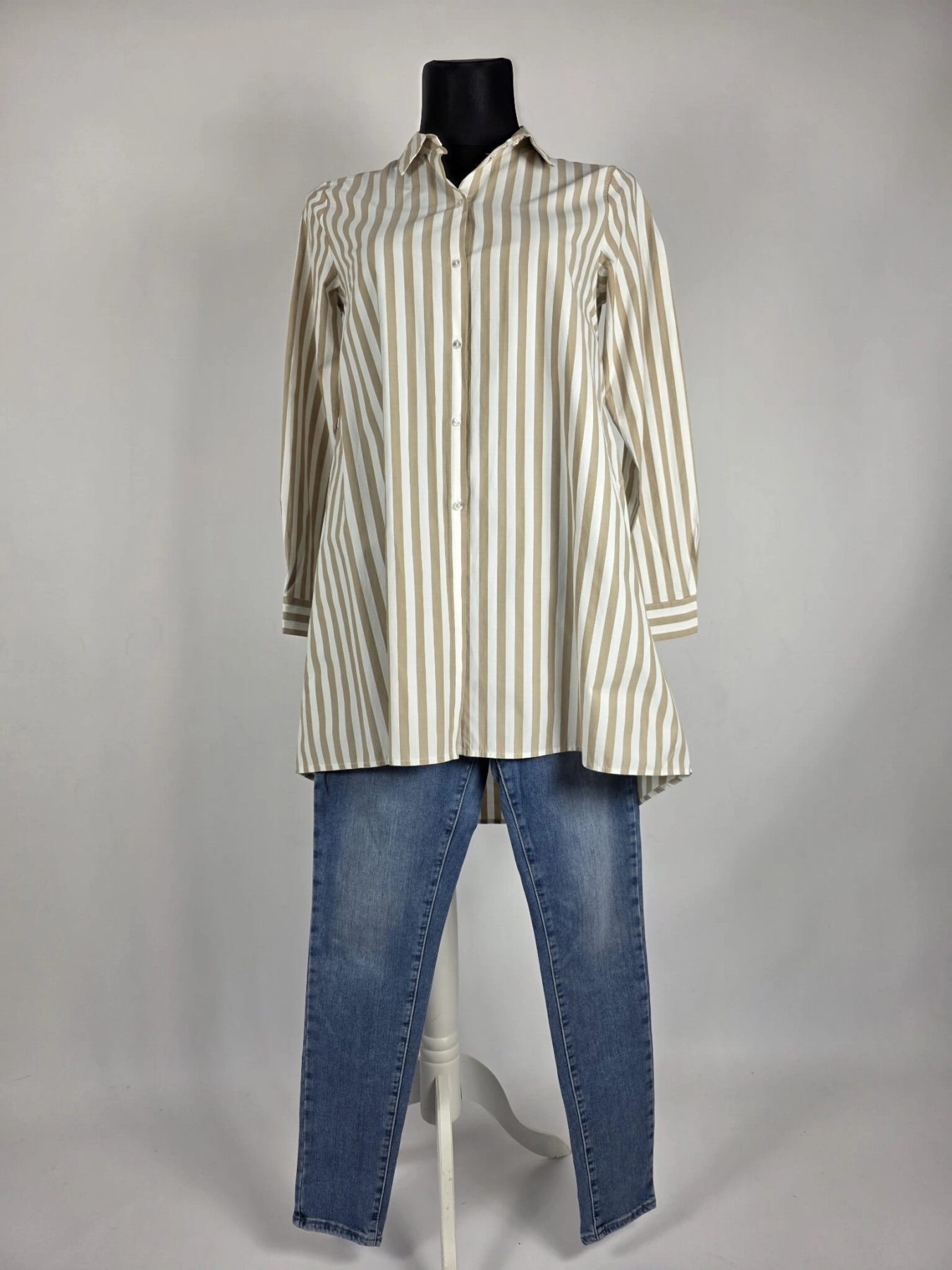Kompletna, modna stylizacja: koszula w paski, dzianinowy kardigan i jeansy LEVI'S