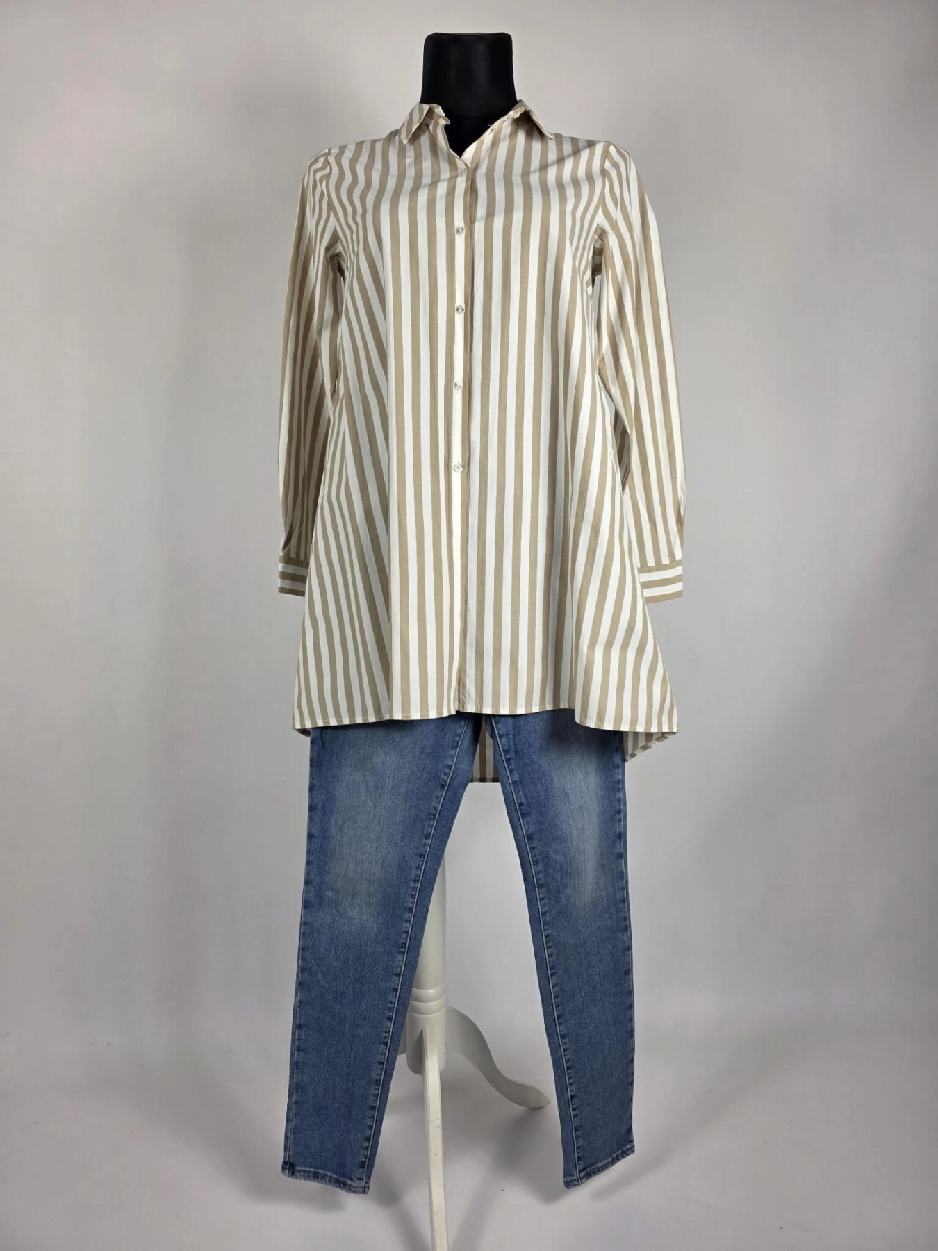 Kompletna, modna stylizacja: koszula w paski, dzianinowy kardigan i jeansy LEVI'S