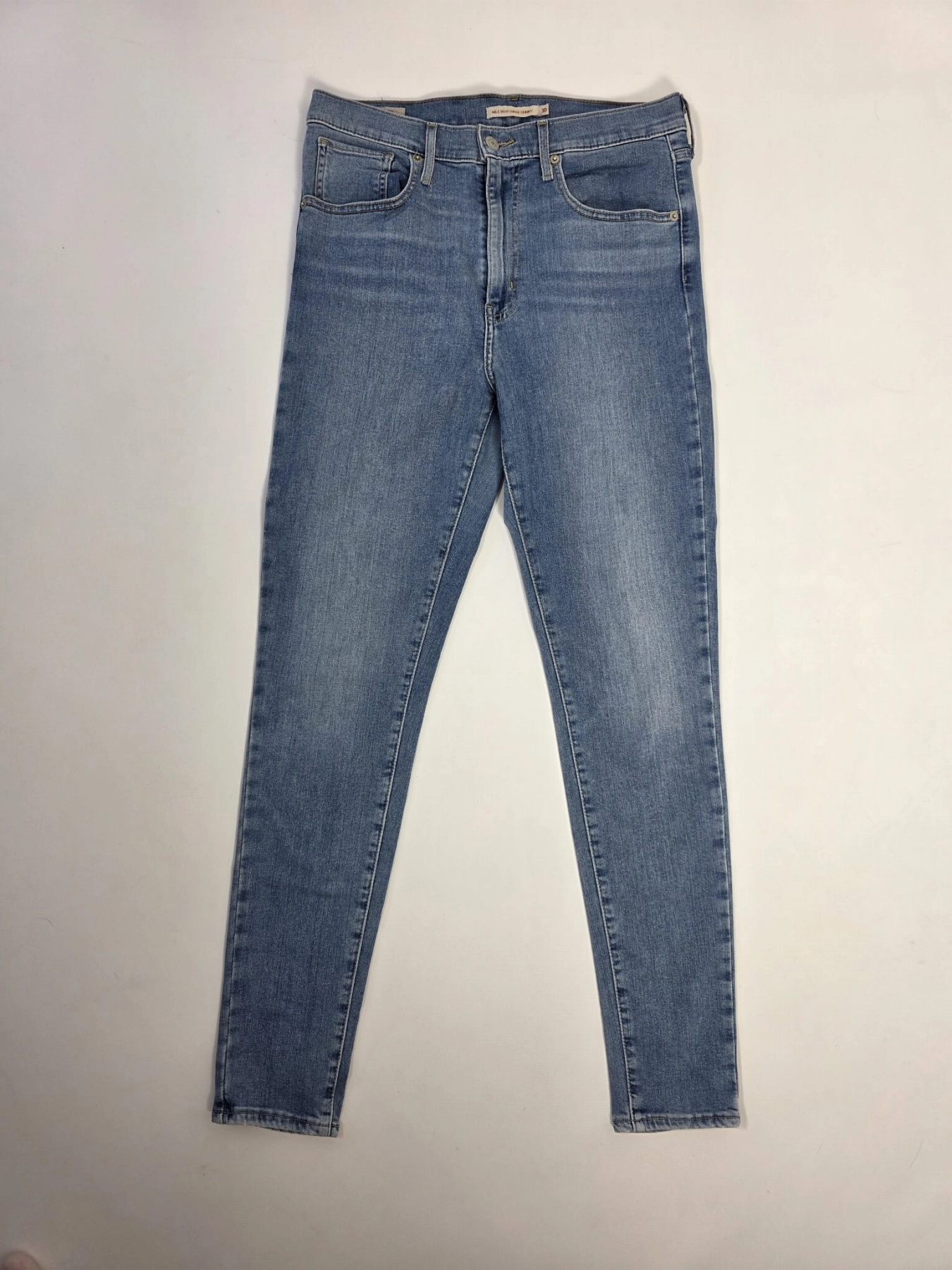 Kompletna, modna stylizacja: koszula w paski, dzianinowy kardigan i jeansy LEVI'S