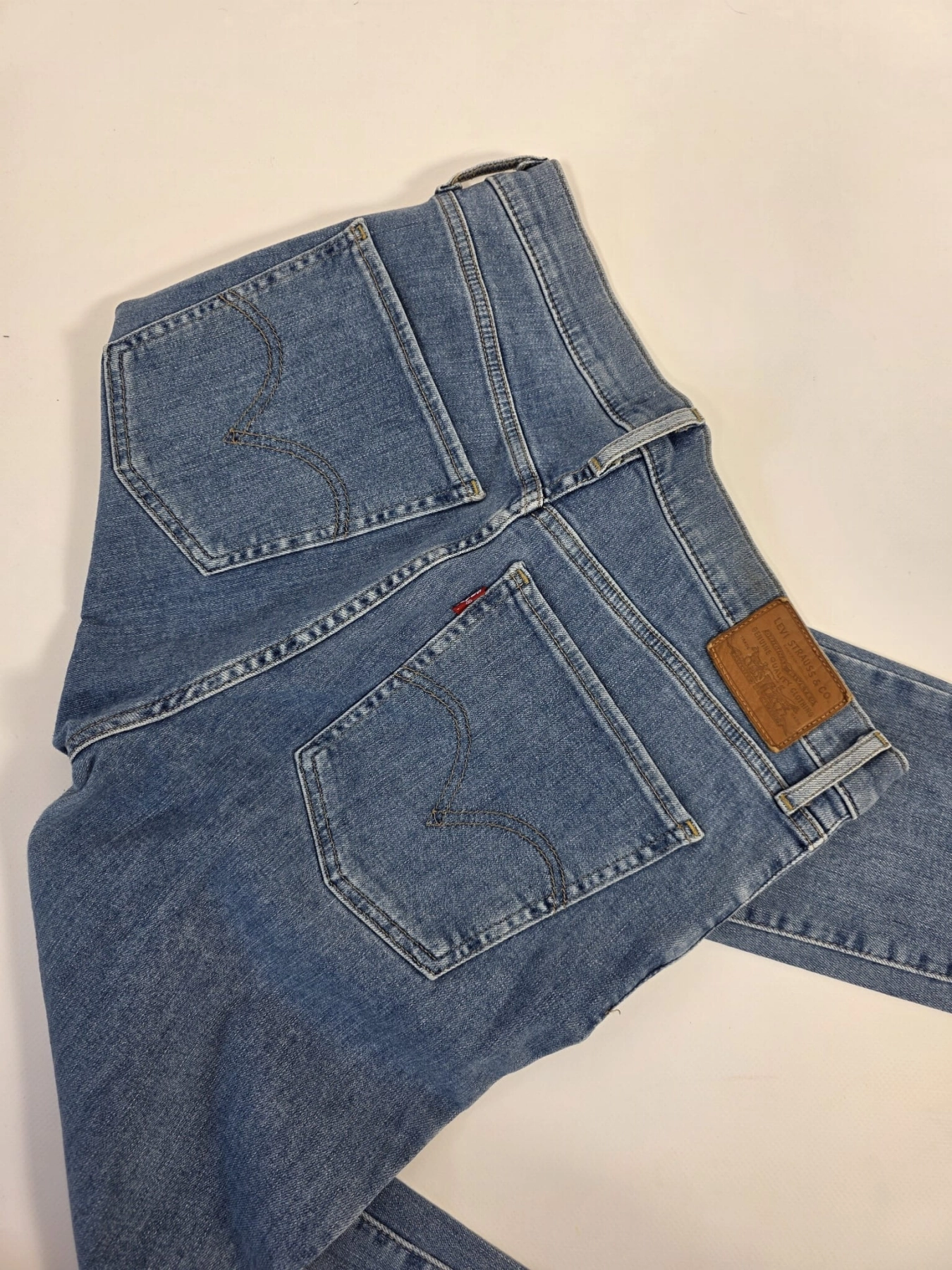 Kompletna, modna stylizacja: koszula w paski, dzianinowy kardigan i jeansy LEVI'S
