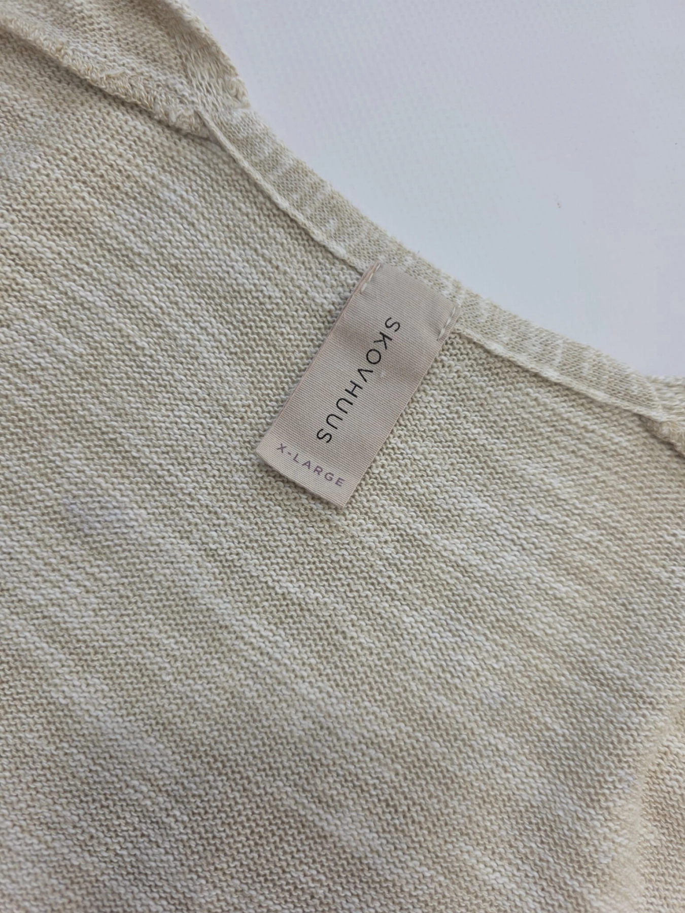 Kompletna, modna stylizacja: koszula w paski, dzianinowy kardigan i jeansy LEVI'S
