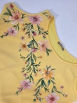 Damski żółty top marki Orsay z kolorowym motywem kwiatowym i cekinami, idealny do letnich i eleganckich stylizacji.