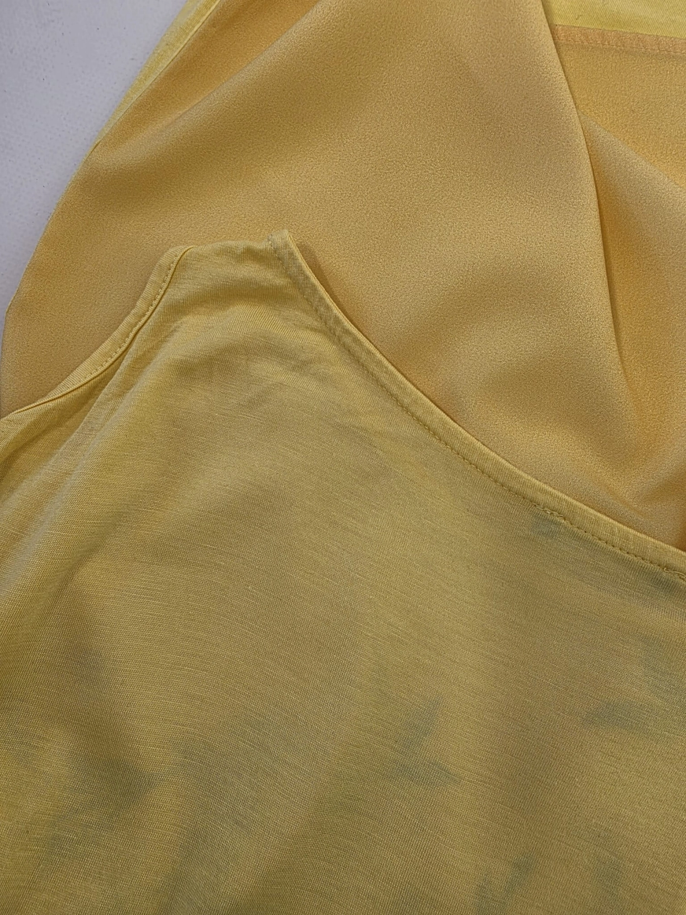 Damski żółty top marki Orsay z kolorowym motywem kwiatowym i cekinami, idealny do letnich i eleganckich stylizacji.
