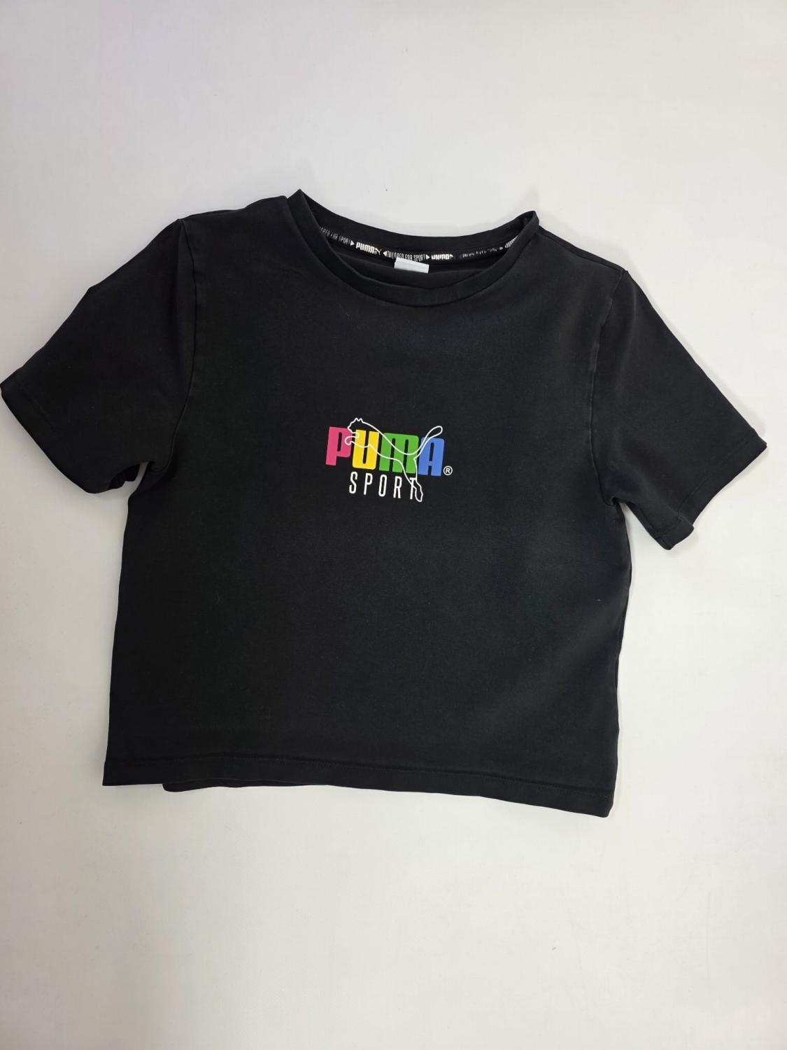 Czarny damski t-shirt crop top marki Puma Sport z kolorowym logo i krótkim rękawem
